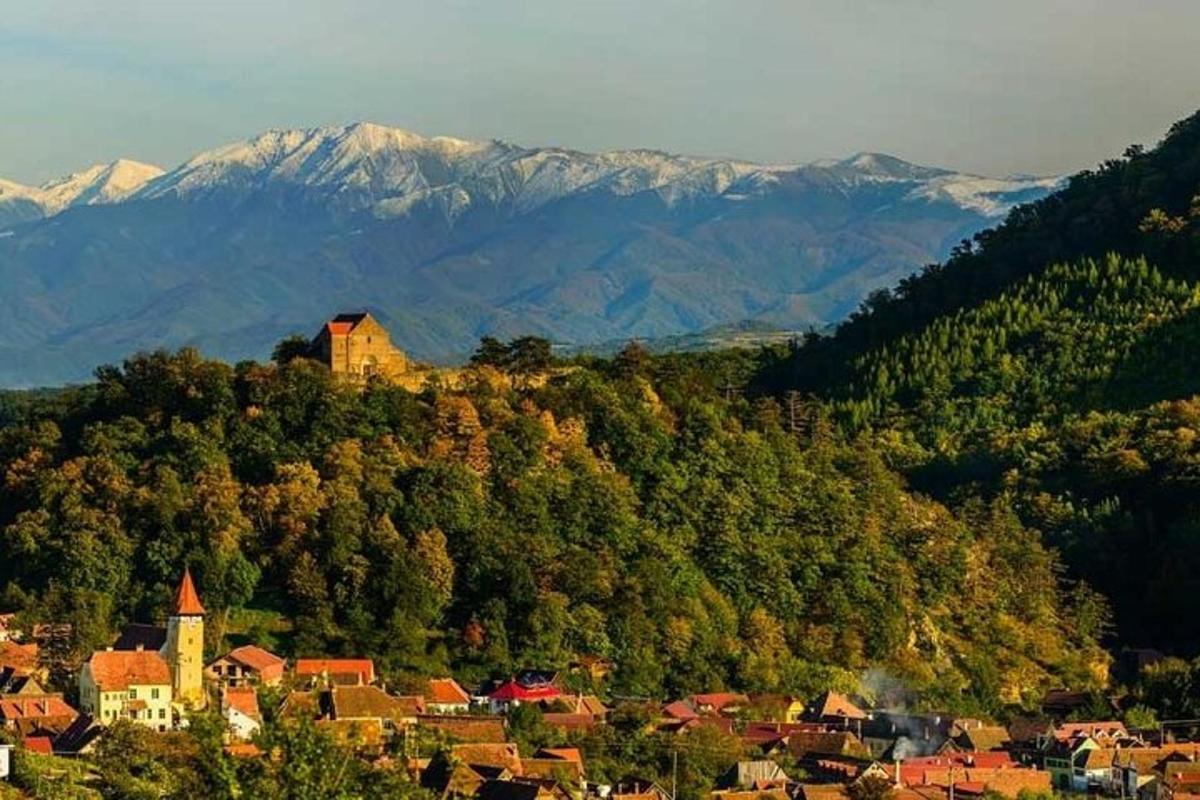 una città in cima a una collina con montagne