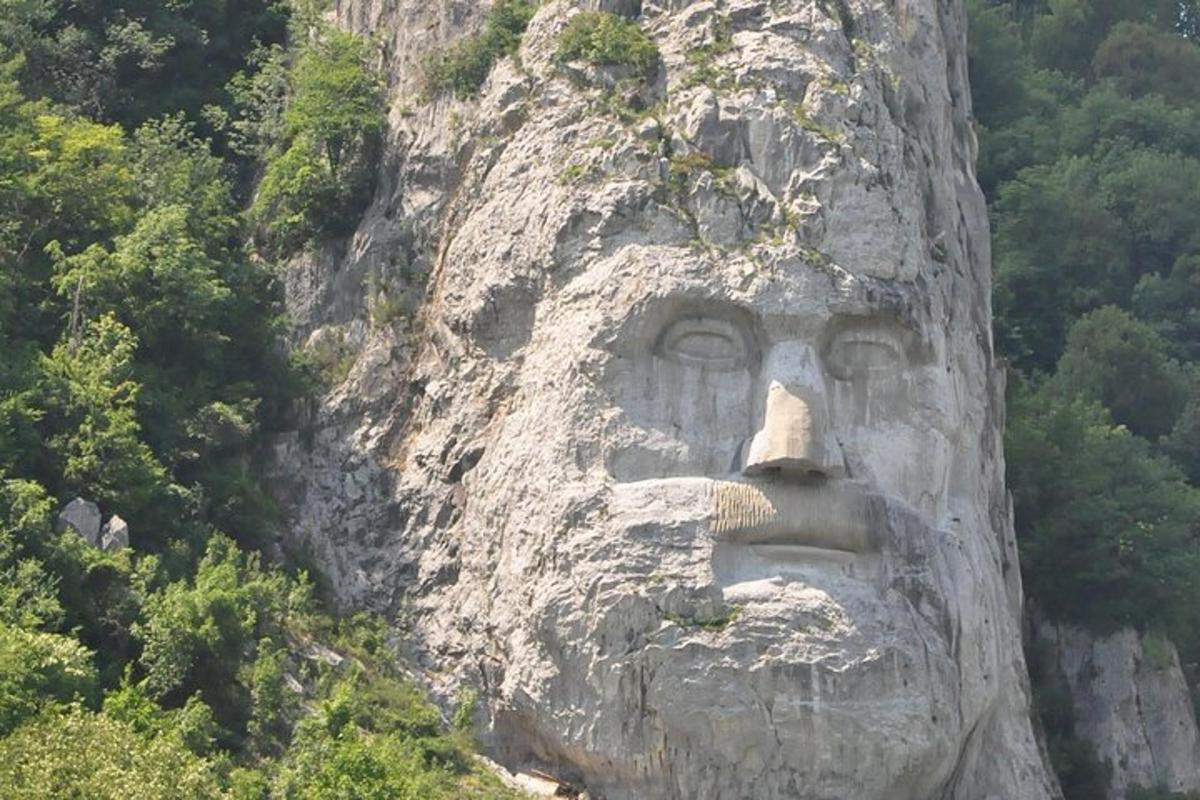 статуа лица на падини планине