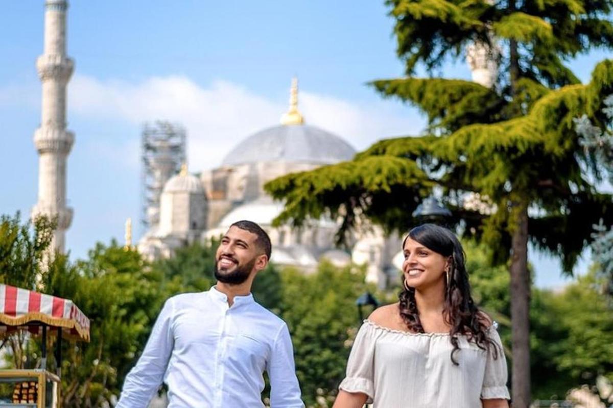 egy férfi és egy nő sétálnak egy mecset előtt