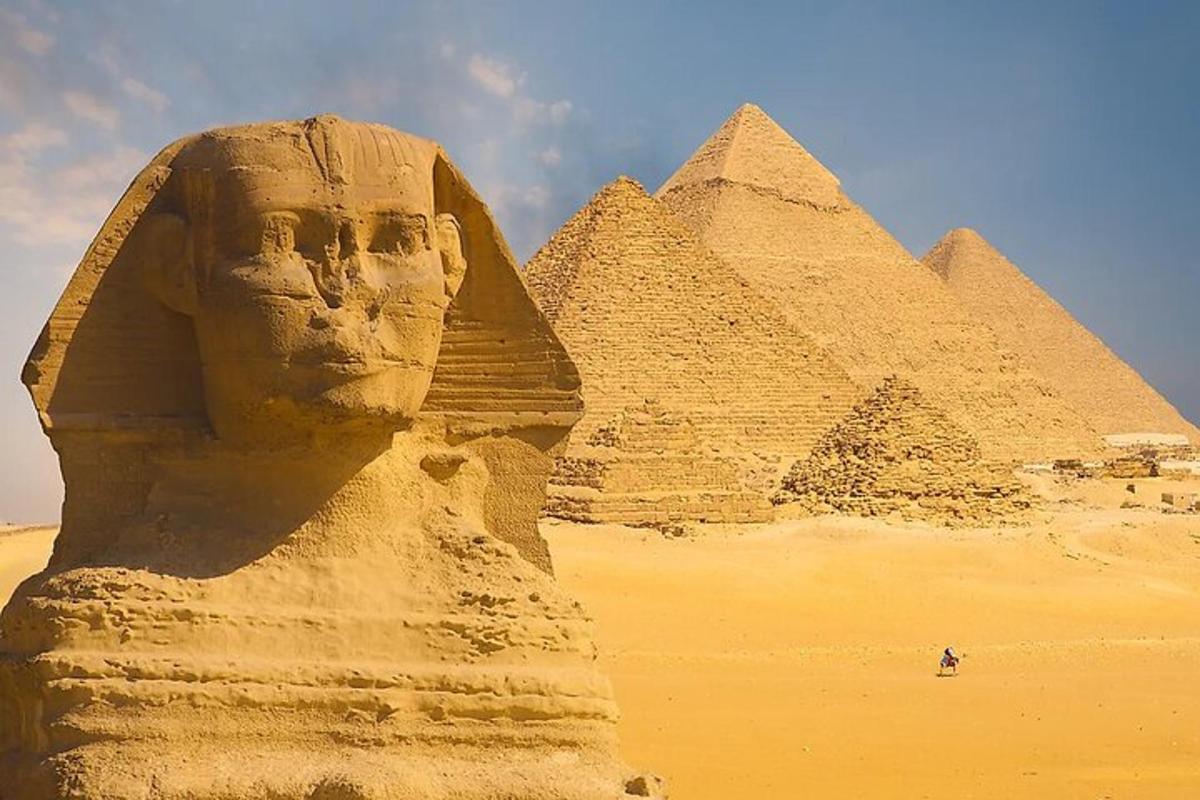 pemandangan sphinx dan piramid di padang pasir