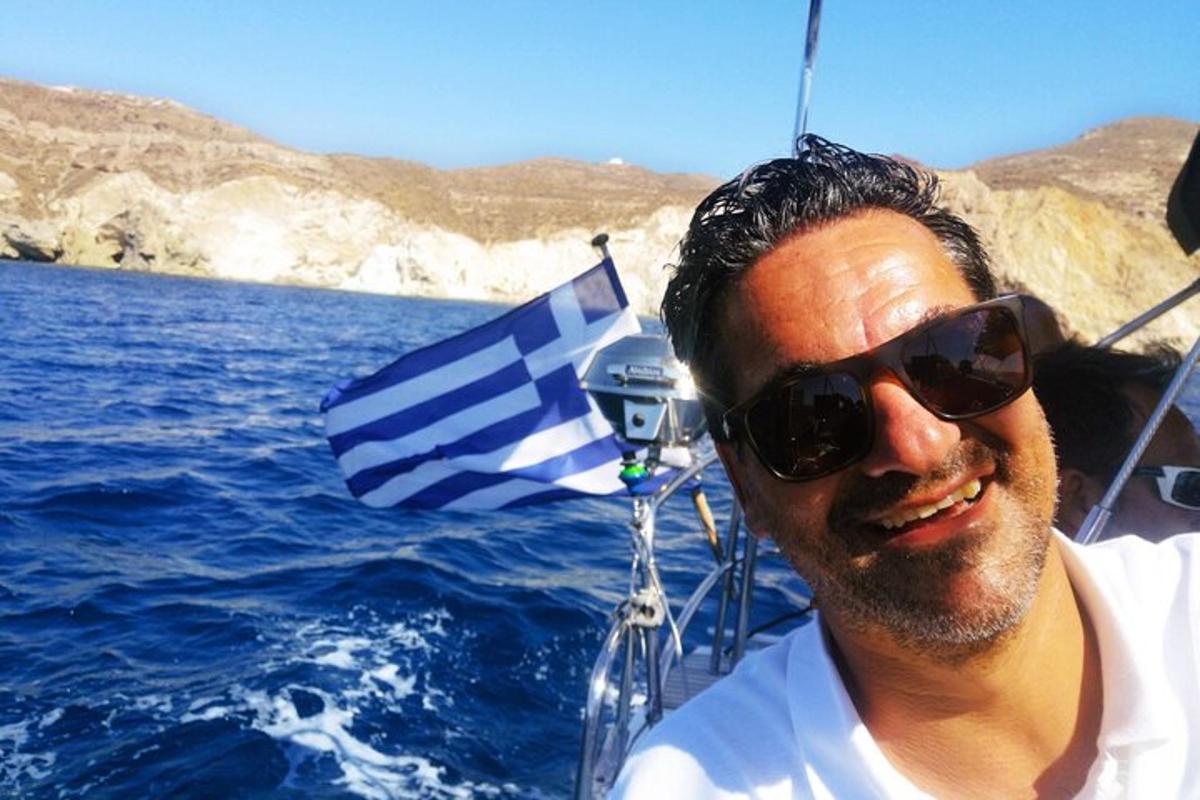 egy férfi napszemüveget visel egy csónakban a vízen