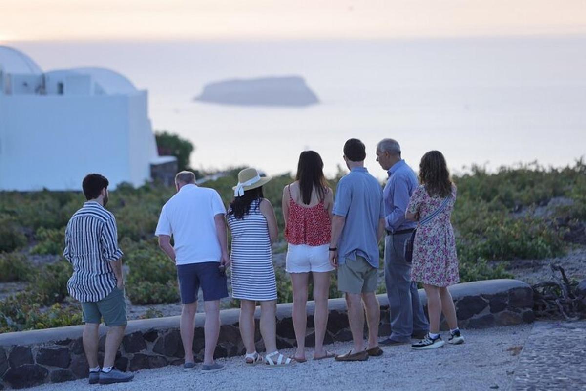 skupina lidí stojících na zdi a dívajících se na oceán