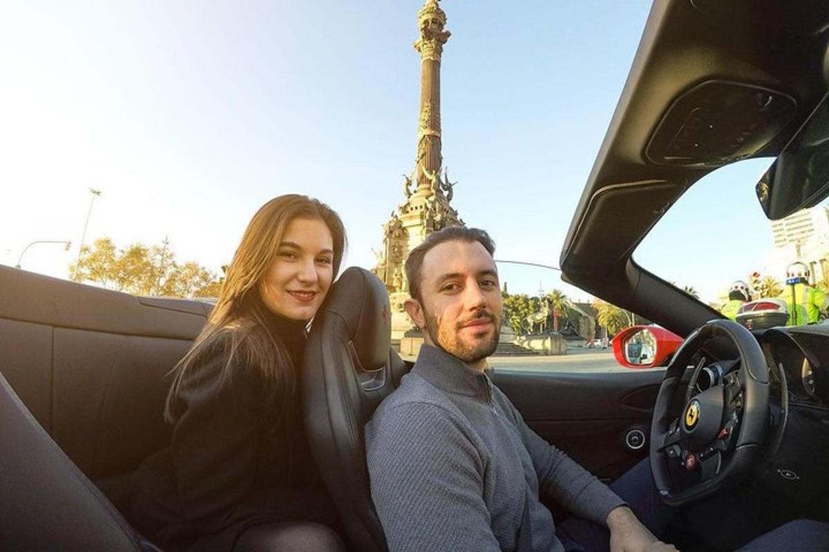 mees ja naine istuvad autos