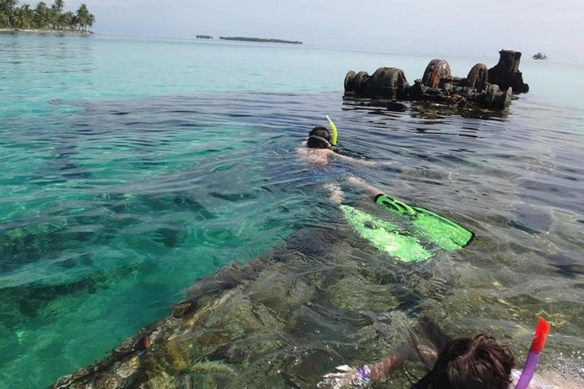 eine Person, die im Wasser im Ozean liegt