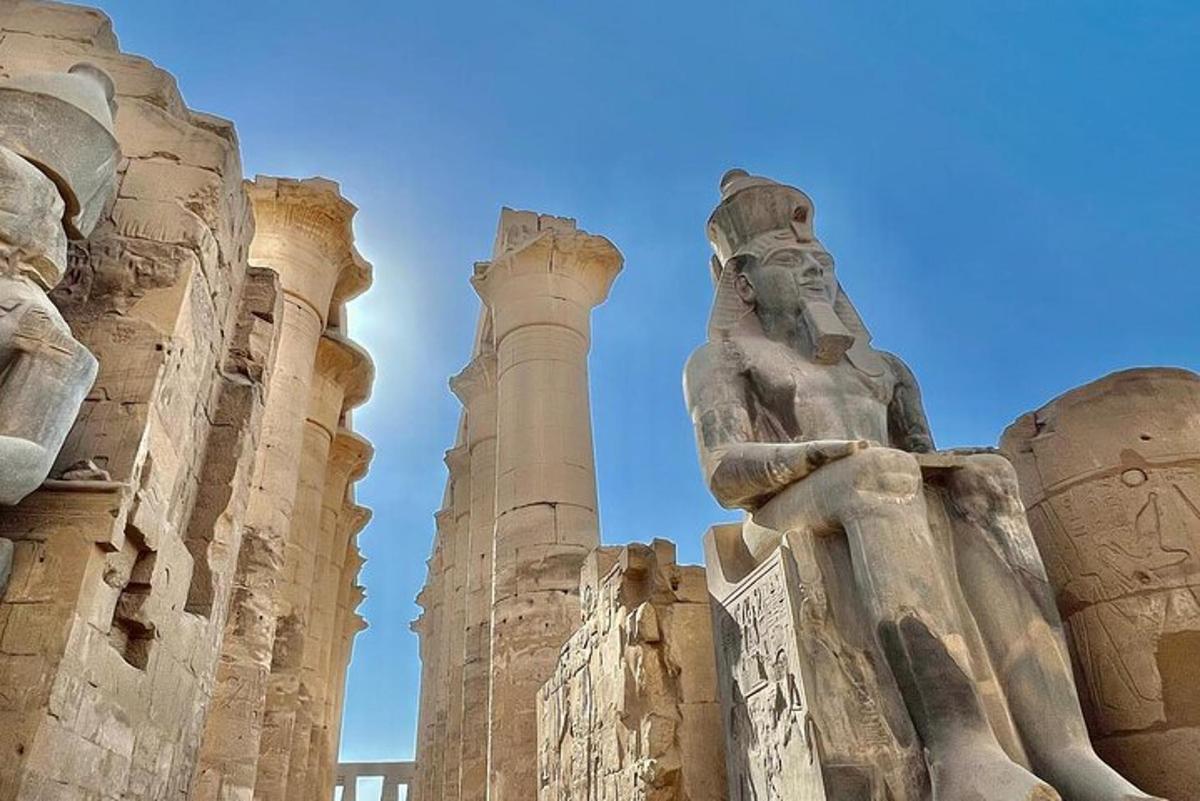 ένα άγαλμα ενός άνδρα που στέκεται μπροστά από κίονες