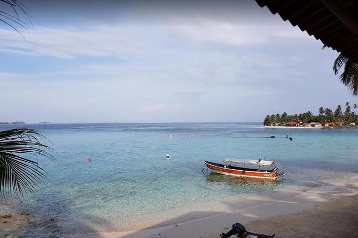 ein Boot im Wasser an einem Strand