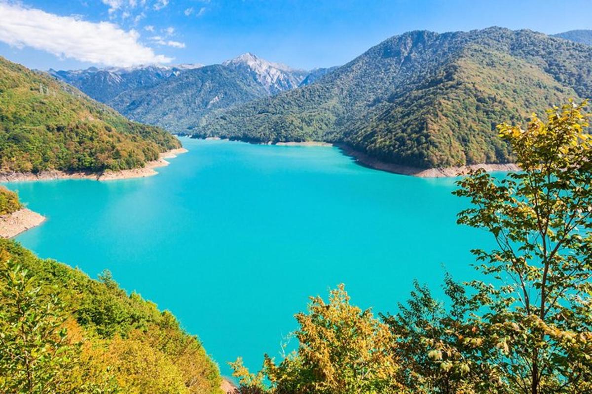 pohled na modré jezero v horách