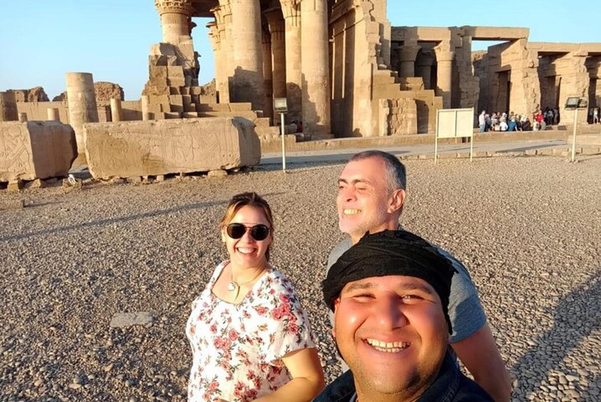 un gruppo di persone in posa davanti al tempio