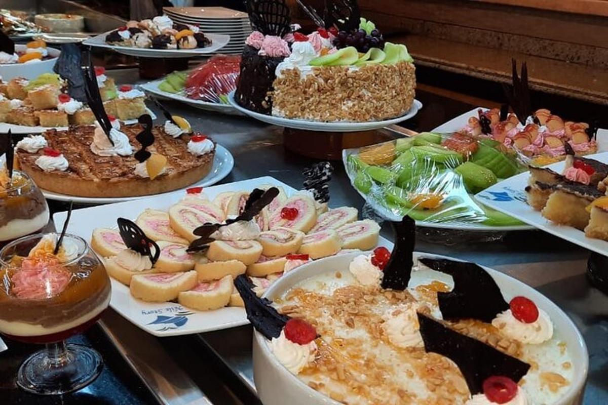 un tavolo pieno di diversi tipi di torte e dessert