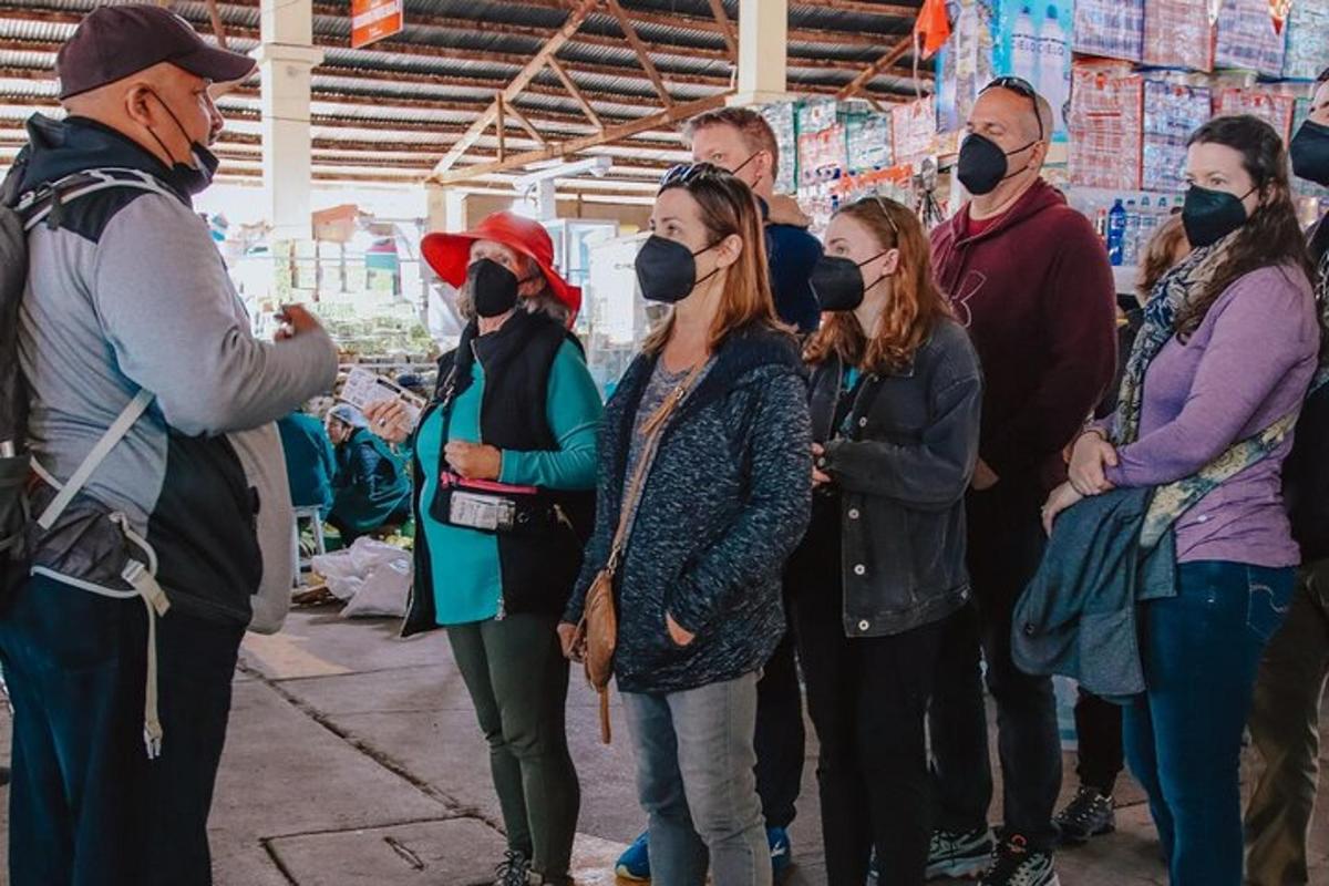 un groupe de personnes portant des masques debout sur un marché