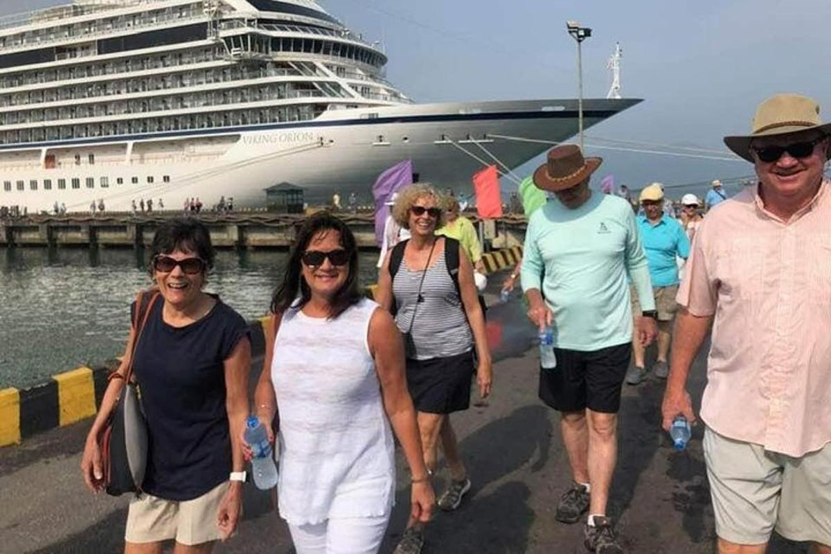 Un grupo de personas caminando hacia un crucero.