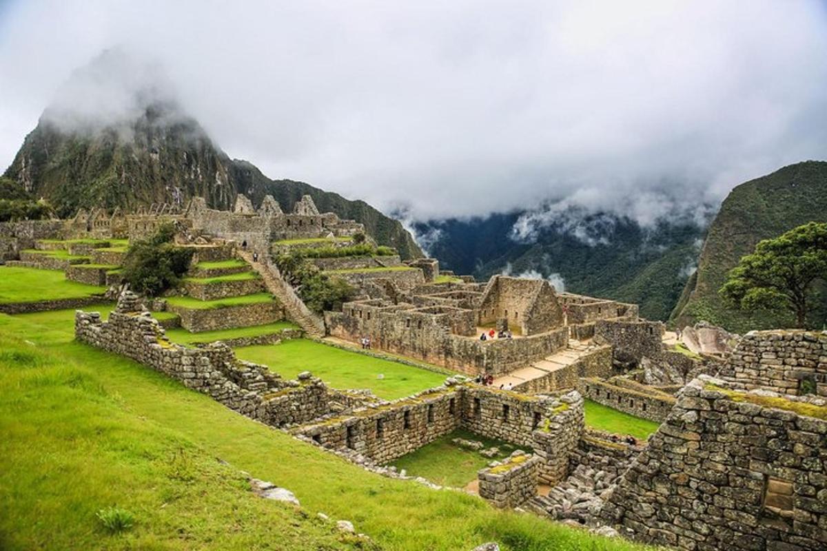 une ancienne cité inca avec des montagnes en arrière-plan