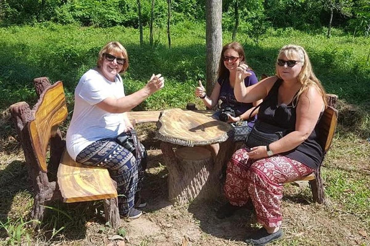 skupina tří žen sedících u piknikového stolu