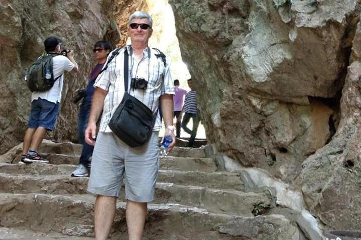 muž stojící na schodech s kamerou