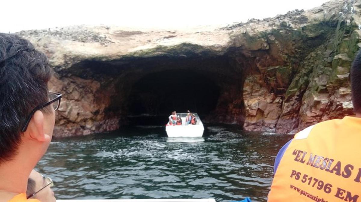 un gruppo di persone su una barca in una grotta