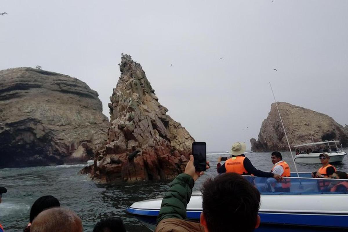 una folla che scatta foto di persone su una barca in acqua