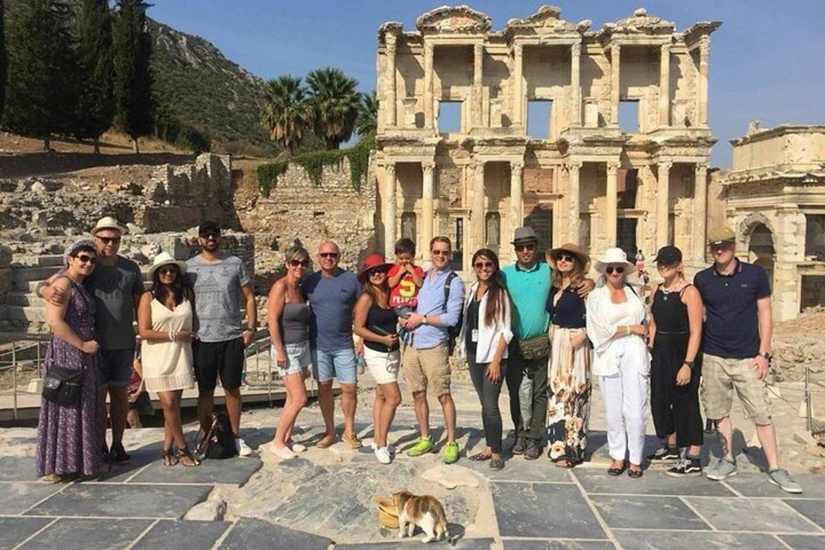 un gruppo di persone in posa davanti al Colosseo