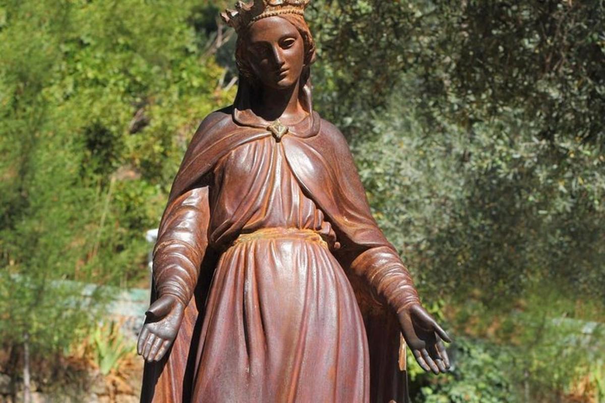 una statua di una donna con una corona in testa