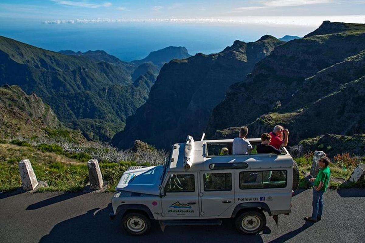 un gruppo di persone che viaggiano sul tetto di un furgone