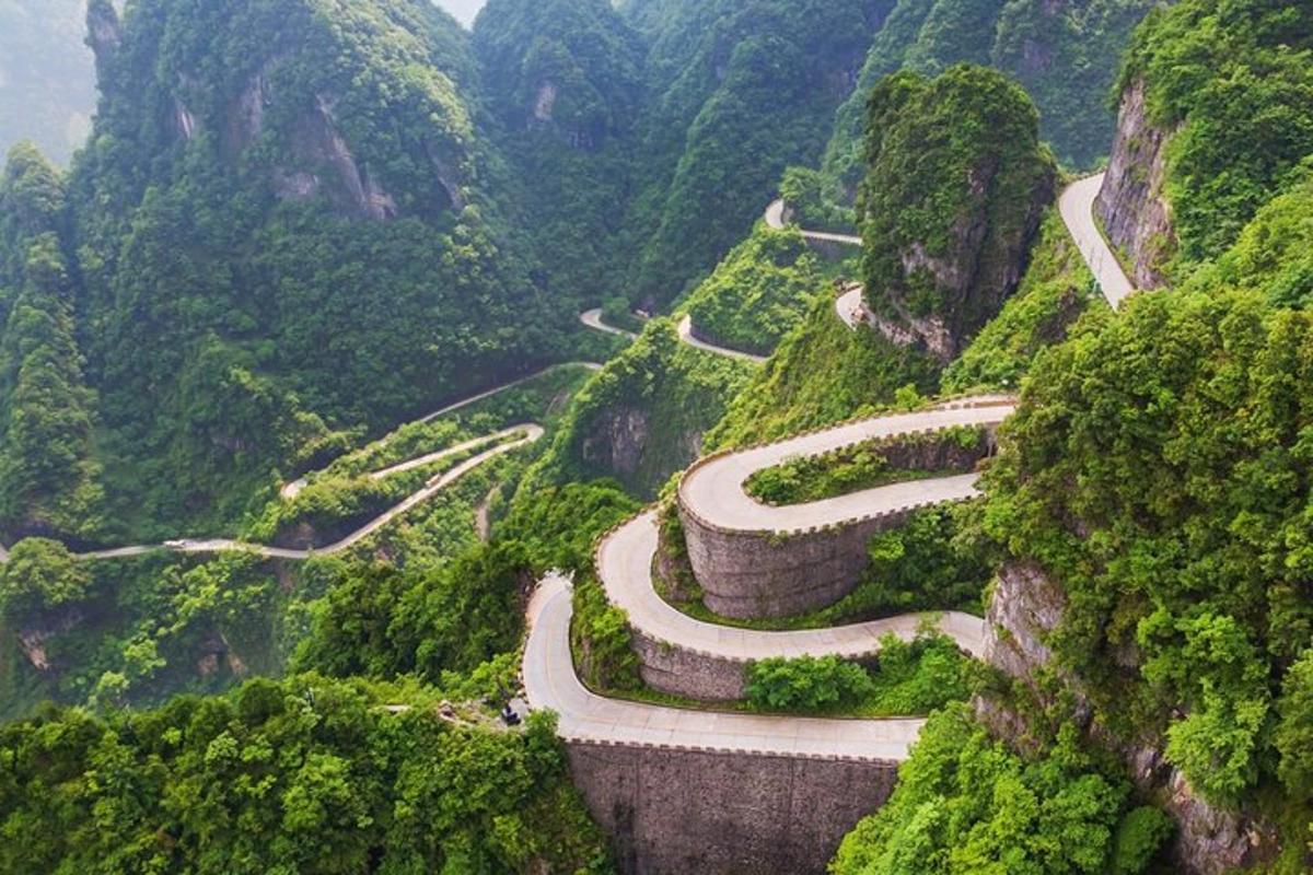 山边蜿蜒的道路