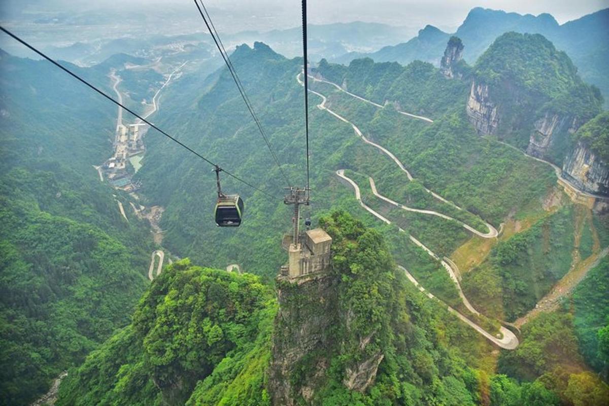 缆车飞越蜿蜒的山路
