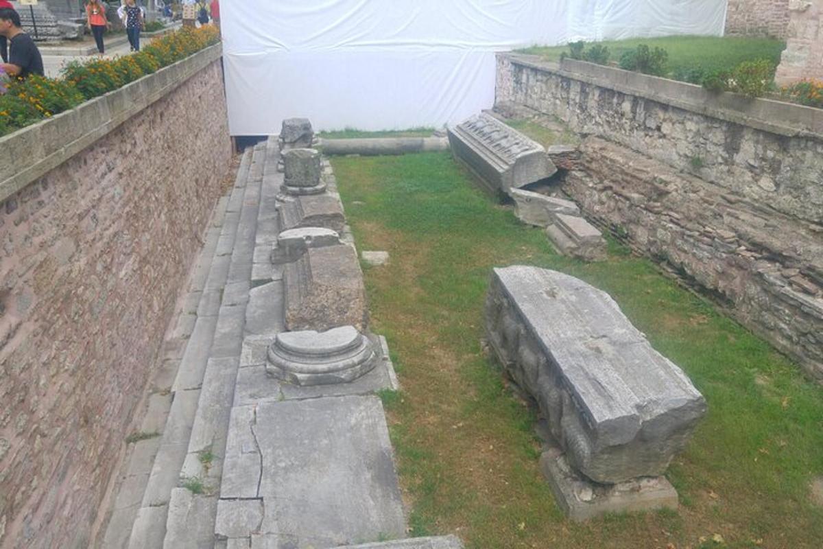 un grup de ruïnes de pedra en una paret