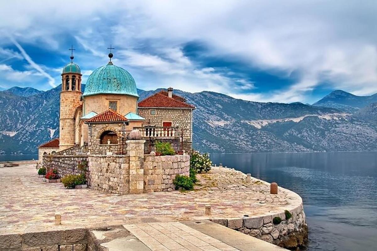 un edifici a la vora d'una massa d'aigua