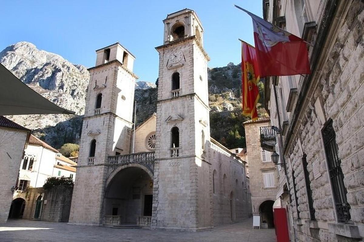 un edifici amb una torre de rellotge i una muntanya al fons