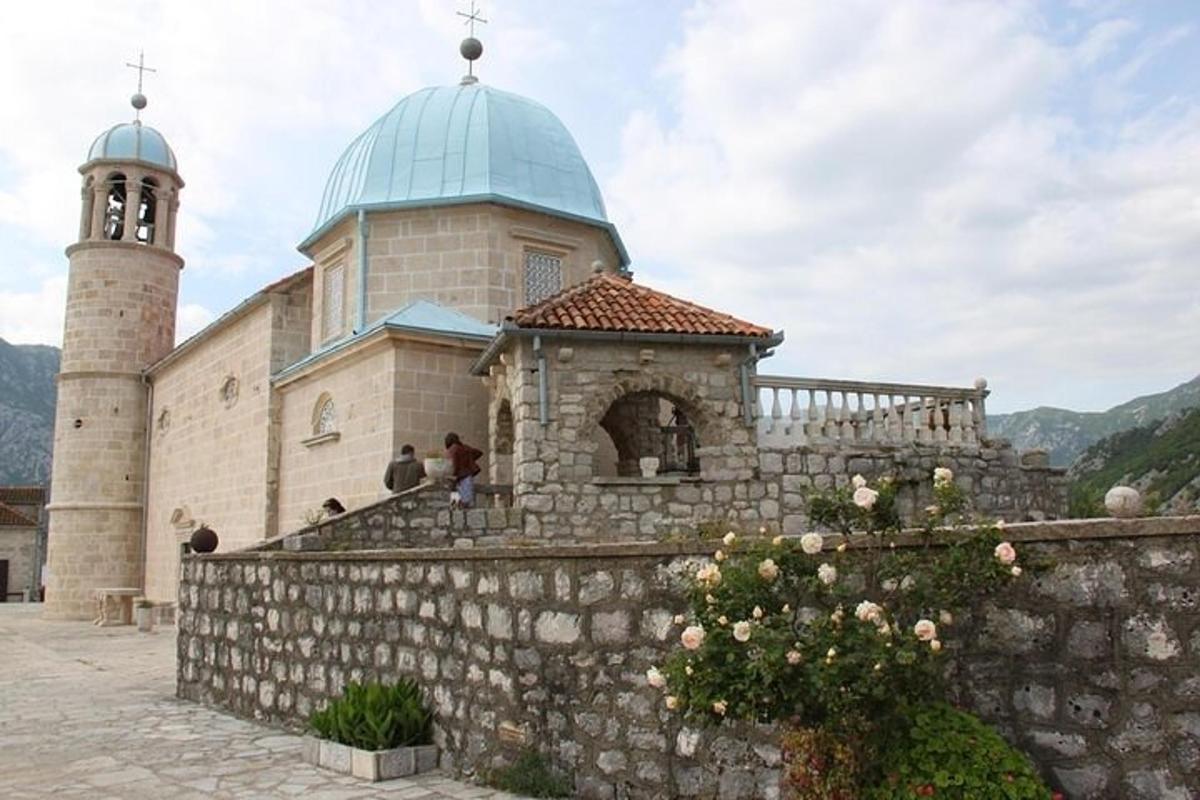 un edifici amb una torre a sobre d'una muralla