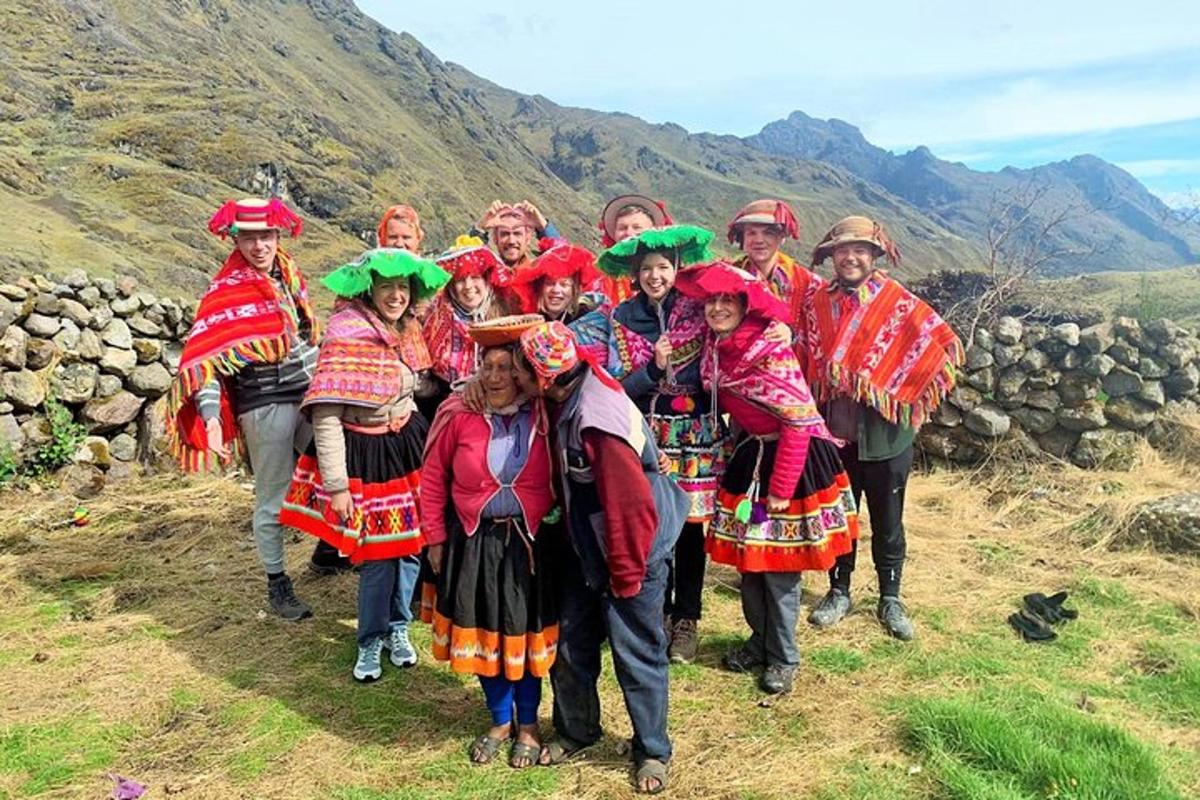 sekumpulan orang berpakaian tradisional di atas gunung