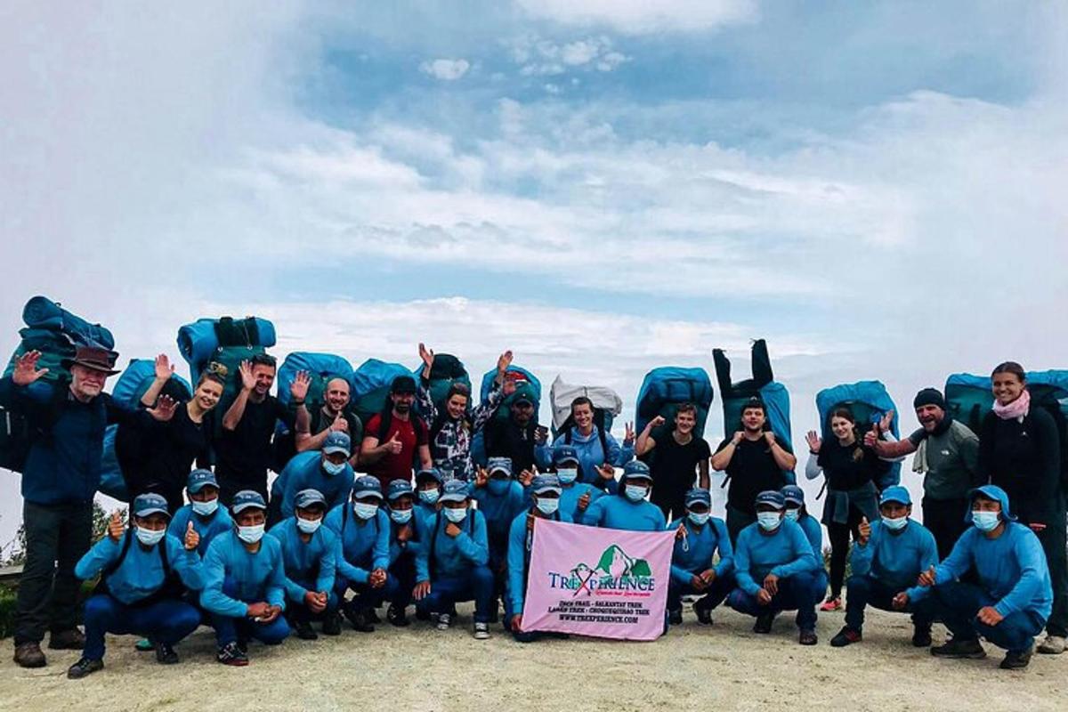 un gruppo di persone in abiti blu che posano per una foto