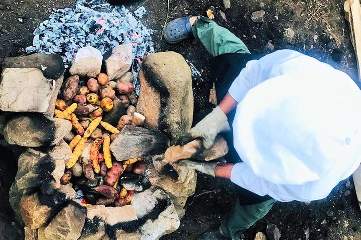 un home està cuinant menjar a la graella