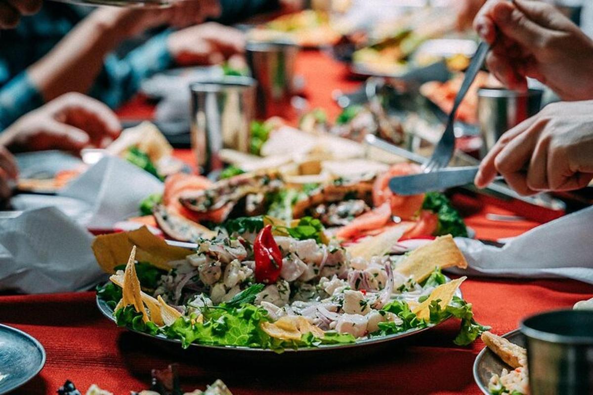 một cái bàn được phủ một đĩa thức ăn với một đĩa salad