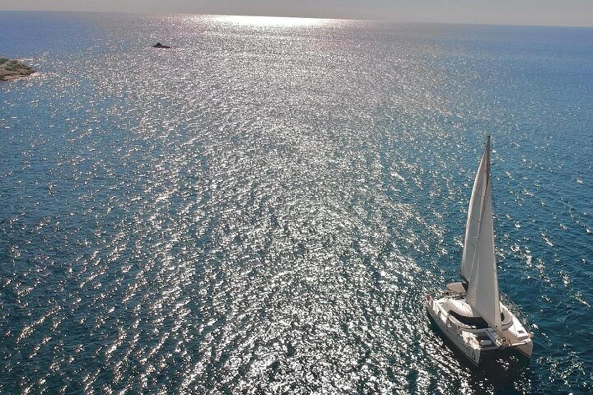 ένα μικρό ιστιοφόρο στο νερό στον ωκεανό