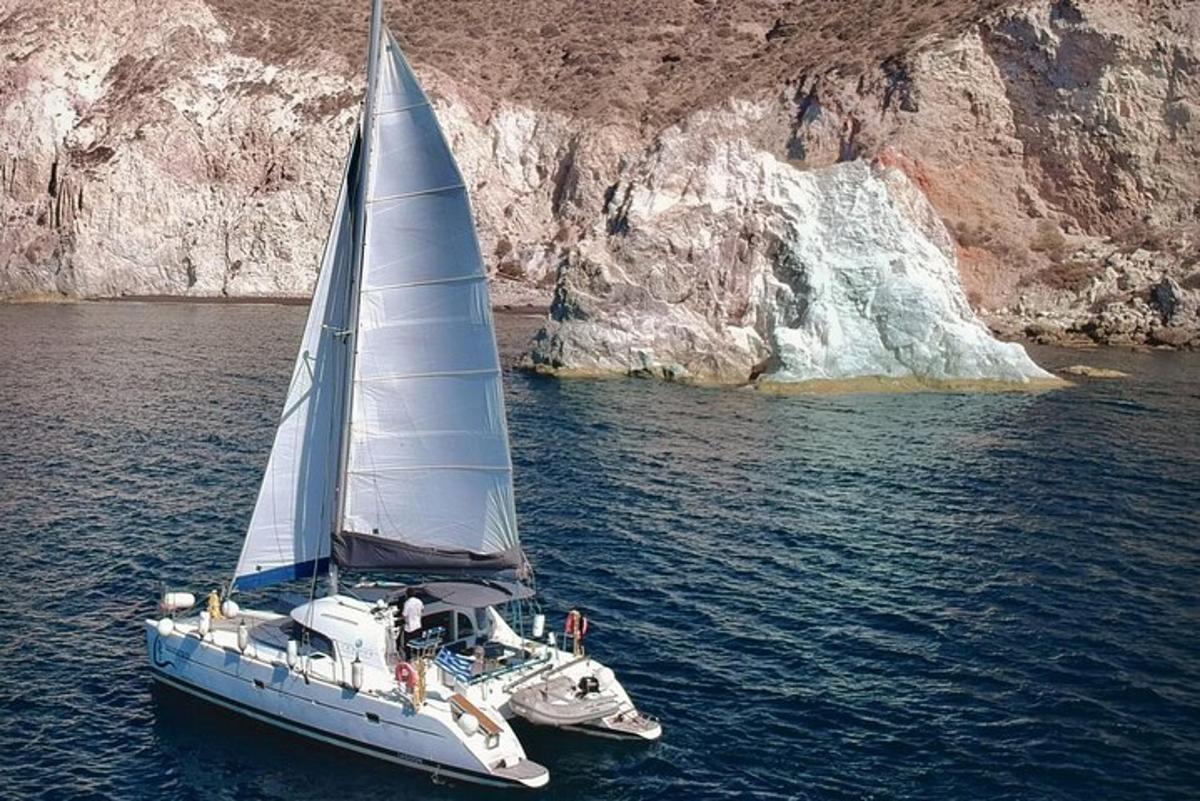 ένα ιστιοφόρο στο νερό δίπλα σε έναν γκρεμό