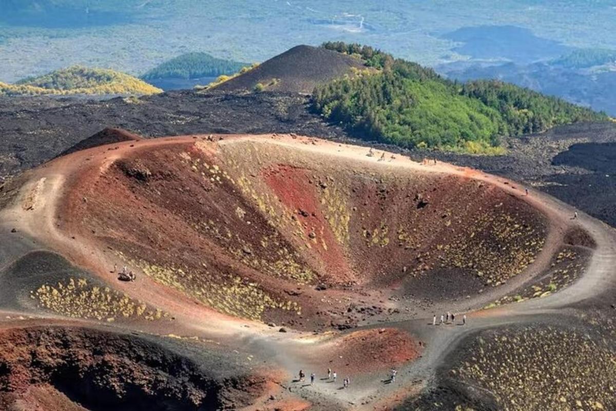 pemandangan udara gunung dengan jalan di atasnya