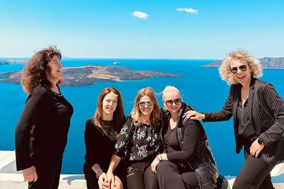 Un grupo de mujeres posando para una foto frente al océano.