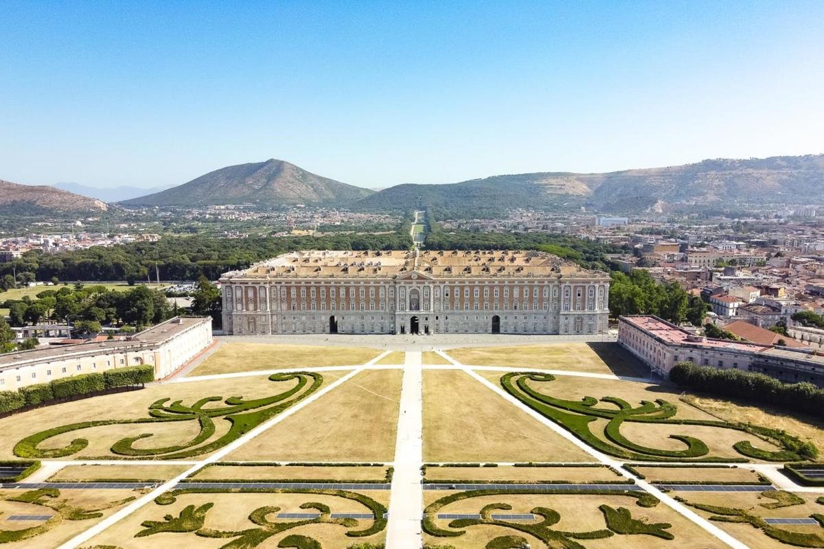 pemandangan istana versailles dengan pegunungan di latar belakang