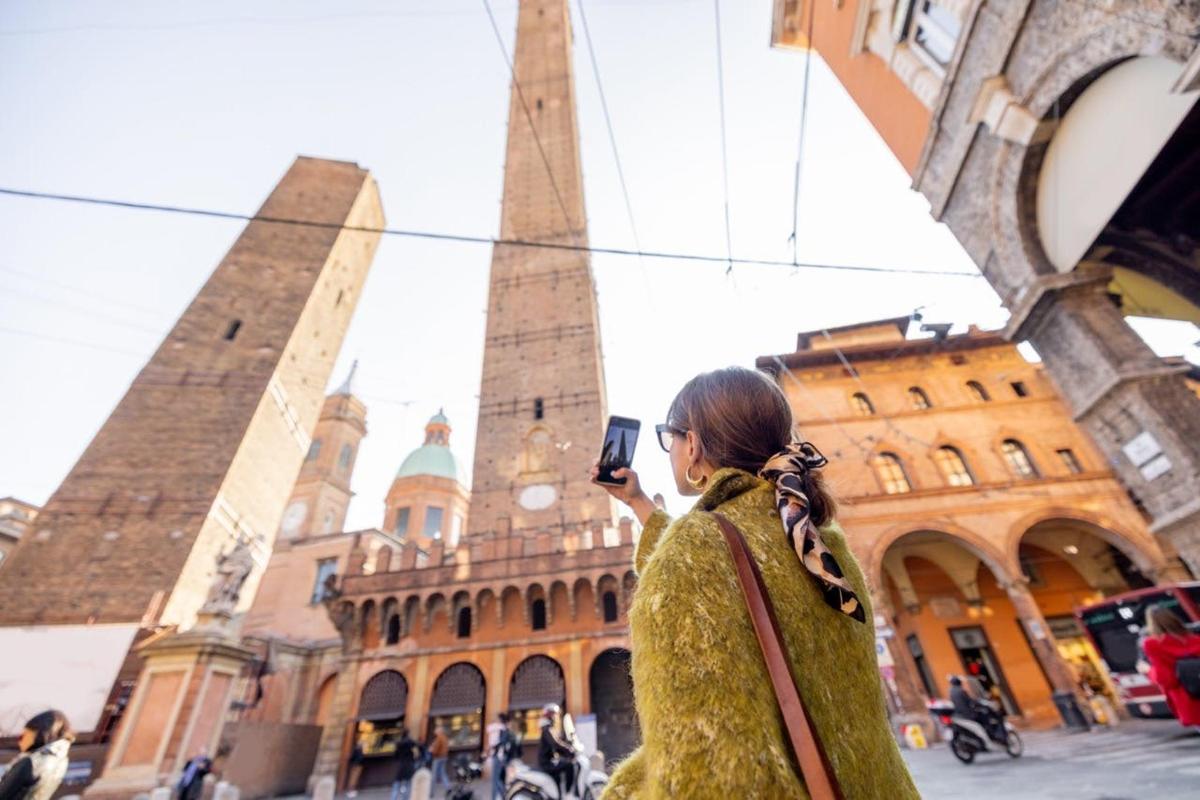 una mujer tomando una fotografía de un edificio