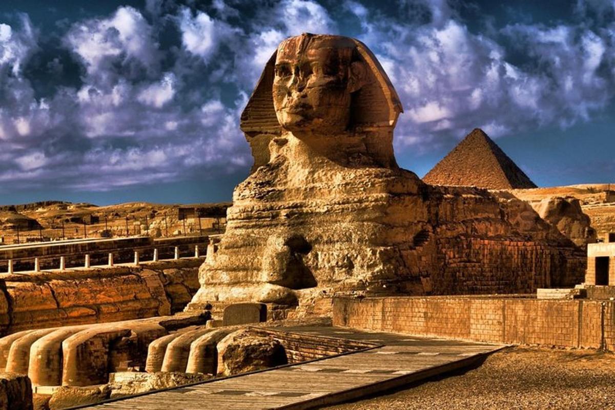 pään patsas pyramidien edessä