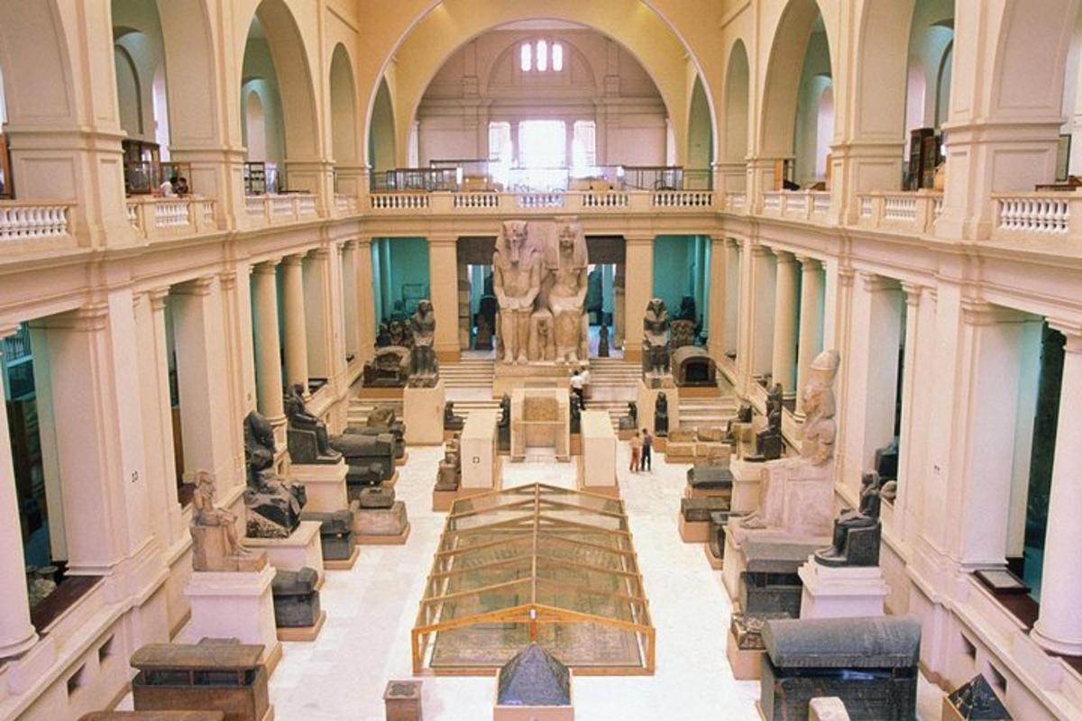 et museum med en statue midt i en bygning