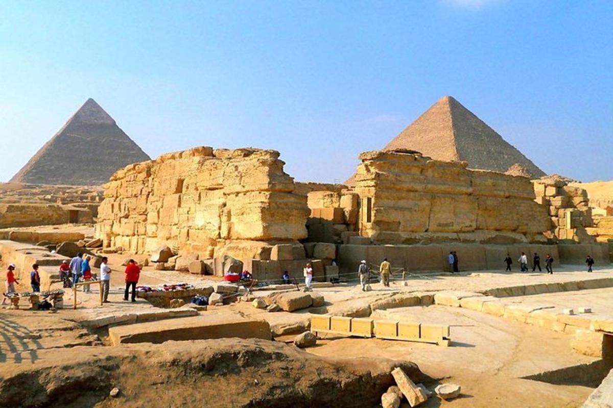 en gruppe mennesker som står foran pyramidene