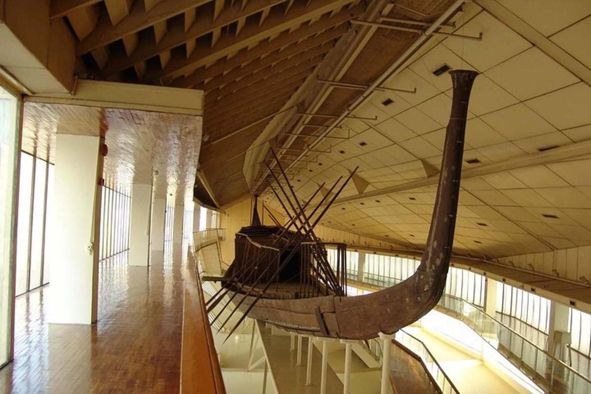 Un gran barco en exhibición en un museo.