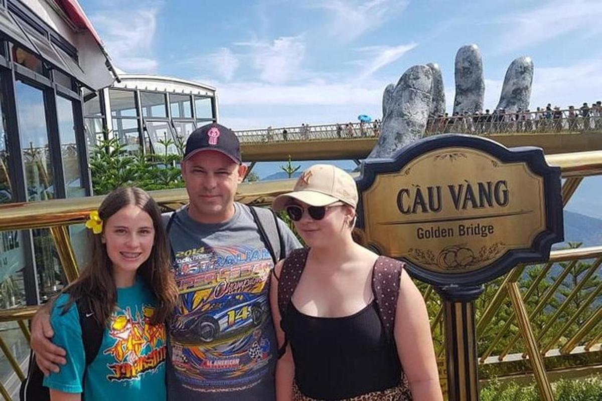 skupina lidí stojící před cedulí
