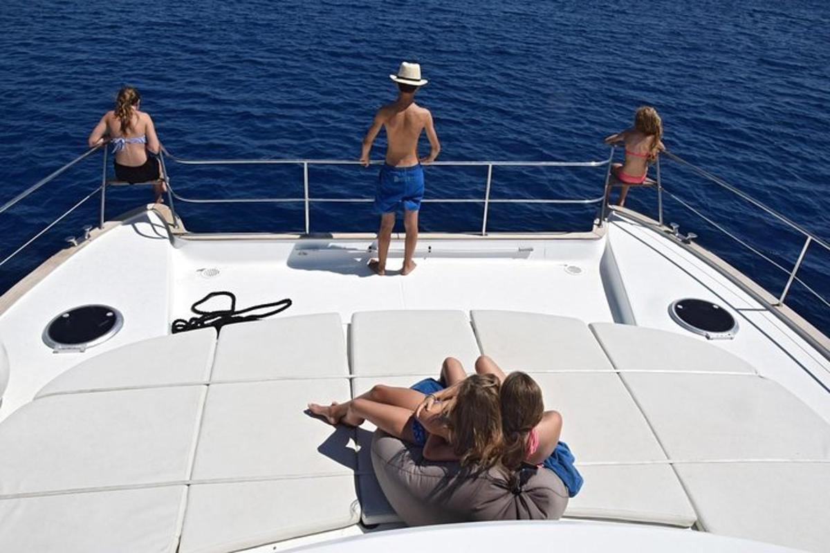 eine Gruppe von Menschen auf einem Boot im Wasser