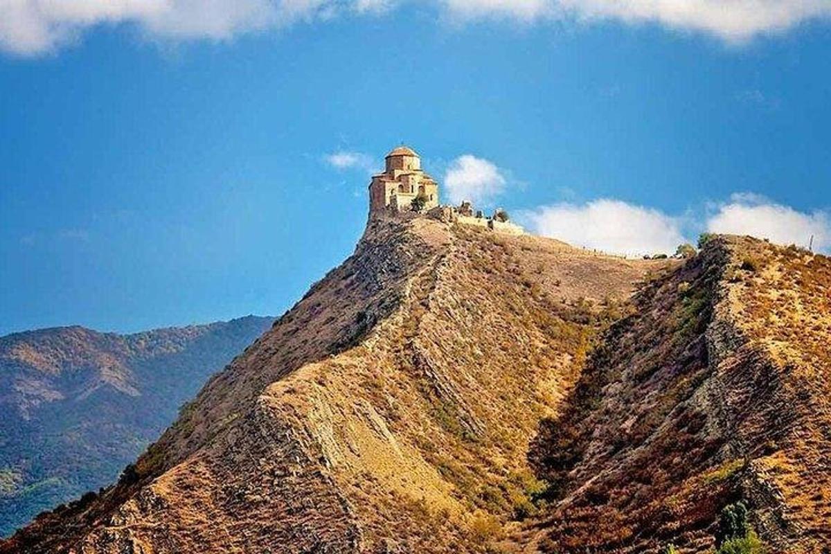 sekumpulan orang berdiri di atas gunung