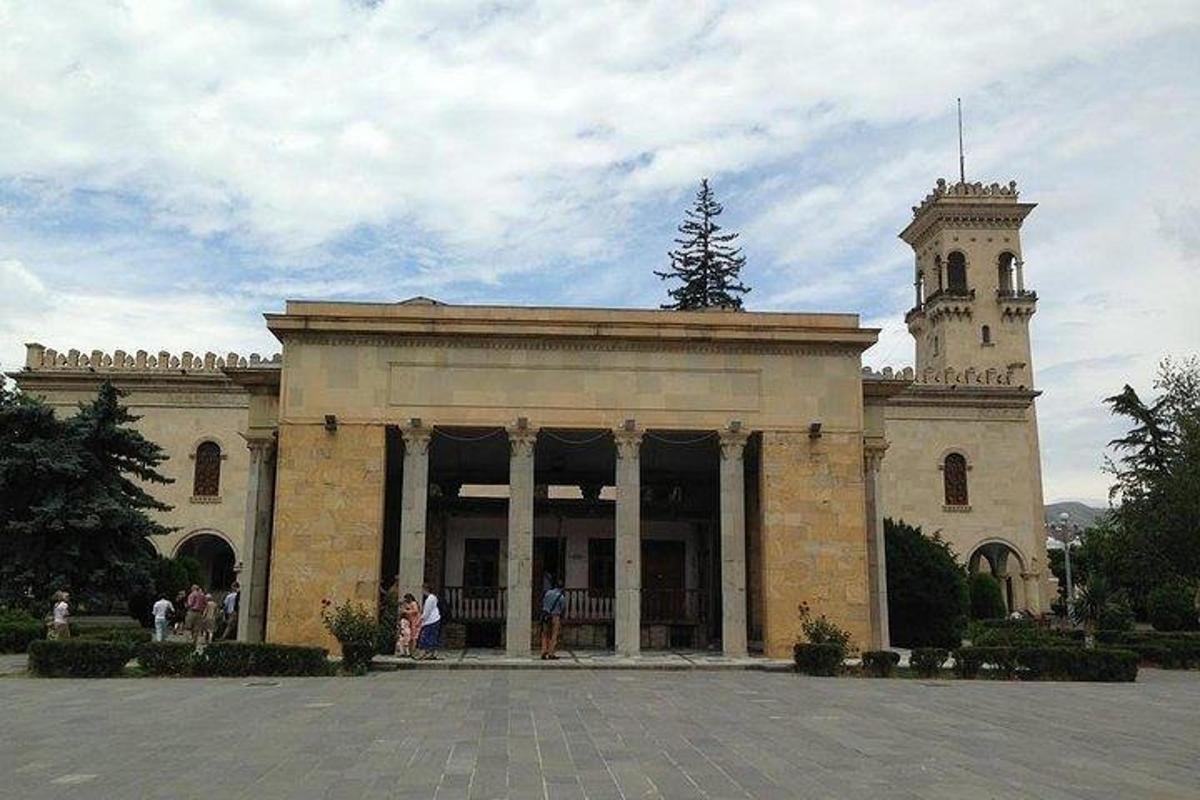 o clădire mare cu un turn cu ceas deasupra ei