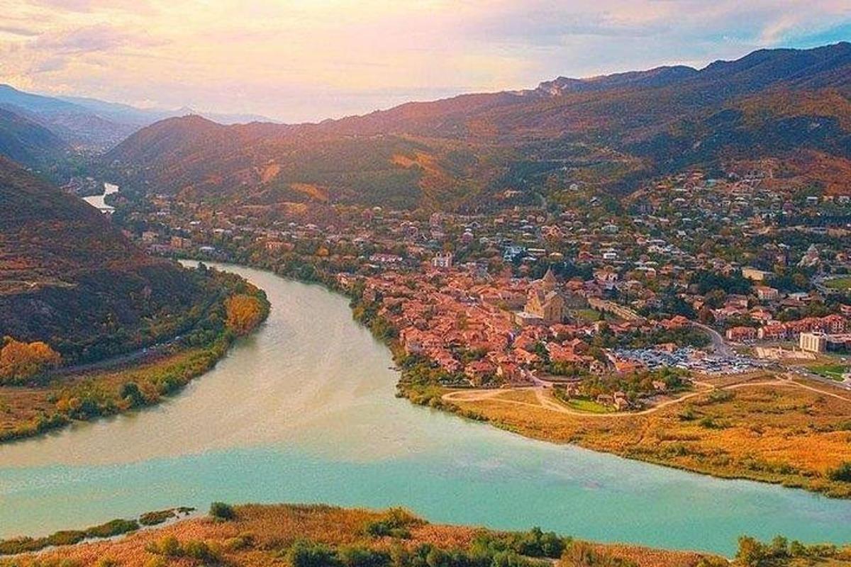 pemandangan udara bandar di sebelah sungai