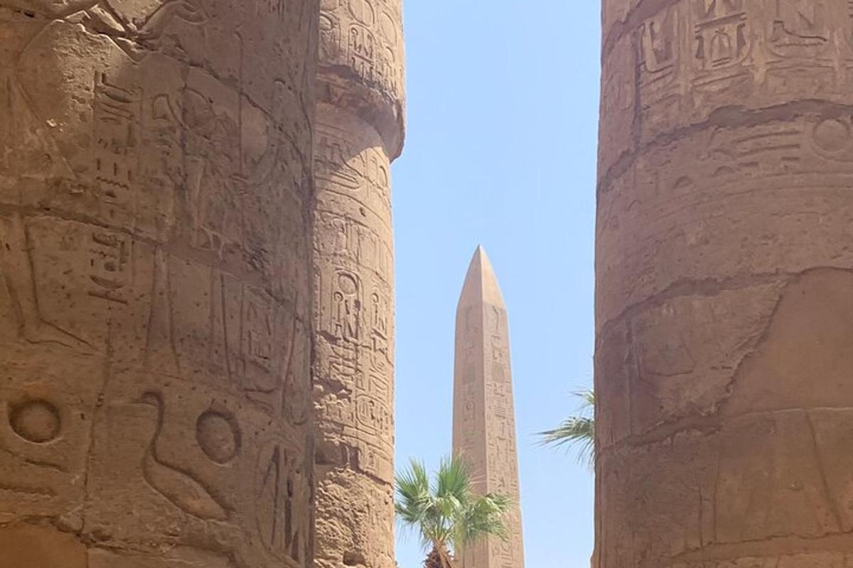 un obelisc i un monument amb una piràmide