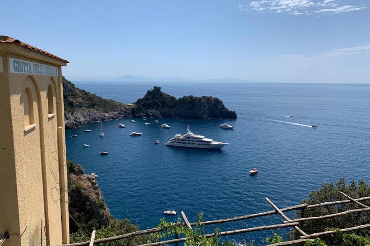 Un crucero en una gran masa de agua con barcos.